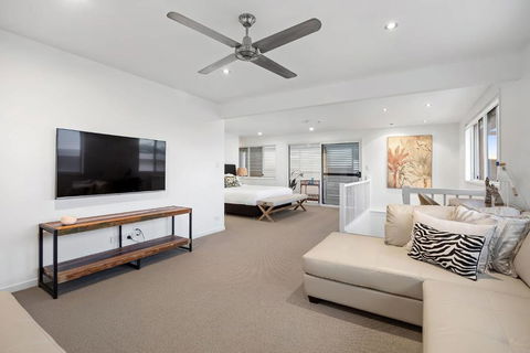 Pool Side Luxury Pet Friendly - Walk To The Beach - Holiday Cairns 3