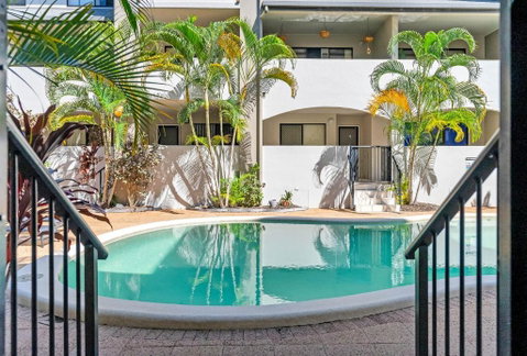 Poolside On Martyn - Relax By The Resort Pool - Holiday Cairns 1