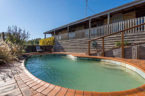 Port Philip Panorama - Bayview Retreat And Pool Bliss - Holiday Cairns 2