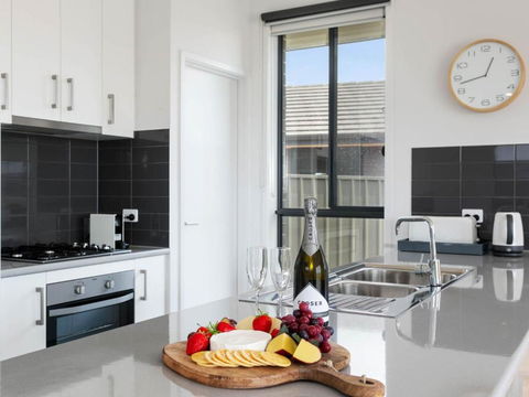 Putters Paradise 25-30 Troon Drive - Holiday Cairns 3