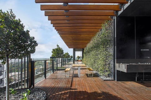 Premium Albert Park Grand Prix Apartment By Ready Set Host - Holiday Cairns 3