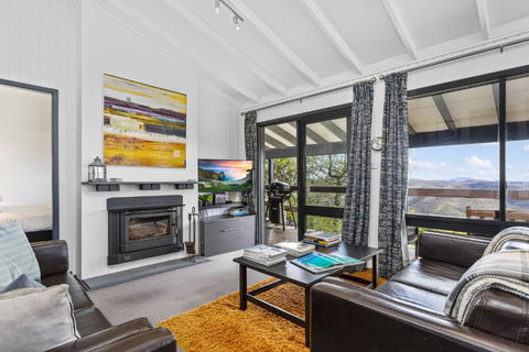 Pristine Mountain Retreat With Expansive Views - Holiday Cairns 0
