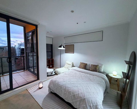 Private Room With Balcony - Holiday Cairns 0