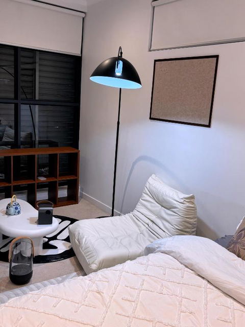 Private Room With Balcony - Holiday Cairns 3