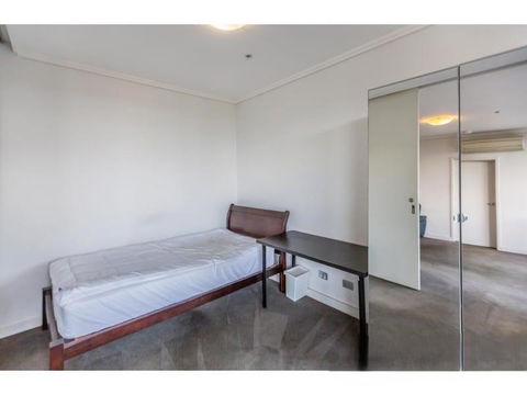 Private Room With Shared Washroom Only In 3bhk Apartment - Holiday Cairns 1