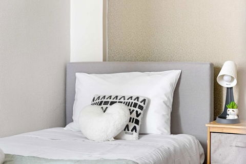 Private Single Room - Conveniently Located At Glebe - Shared Bathroom - Holiday Cairns 1