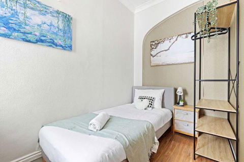 Private Single Room - Conveniently Located At Glebe - Shared Bathroom - Holiday Cairns 0
