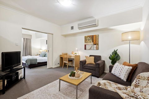 Prized Perth Retreat 1BDR - Holiday Cairns 1