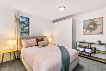 Cairns Retro Studio Charm In Edge Hill with Holiday Cairns