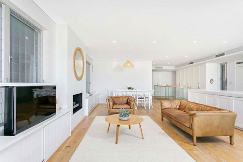 Queenscliff Penthouse - Beachfront - Holiday Cairns 2