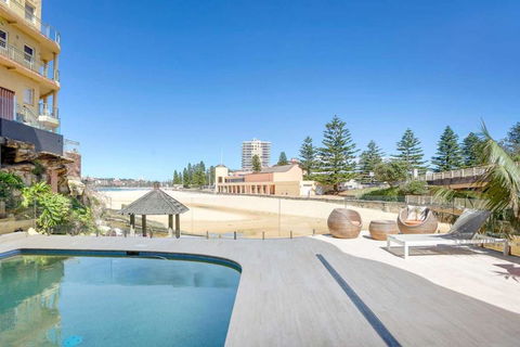 Queenscliff Penthouse - Beachfront - Holiday Cairns 0