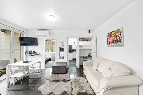Quiet And Peaceful Beachside 1BR Retreat W Parking - Holiday Cairns 0