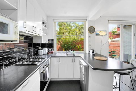 Quiet And Peaceful Beachside 1BR Retreat W Parking - Holiday Cairns 1