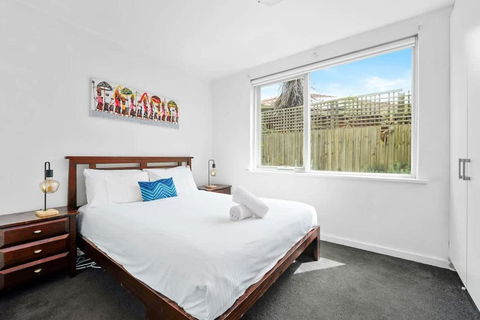 Quiet And Peaceful Beachside 1BR Retreat W Parking - Holiday Cairns 2