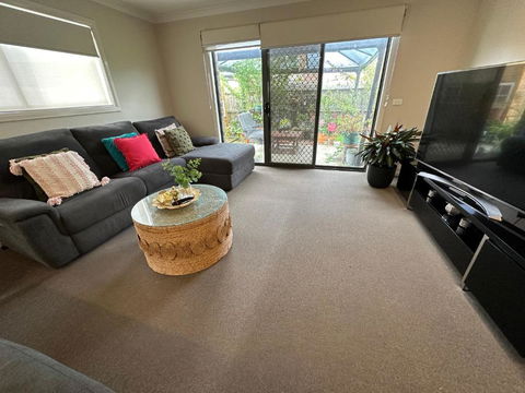 Quiet Comfort For Relaxing Stays - Holiday Cairns 1