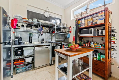 Quirky Marrickville 1-Bed With Courtyard By Shops - Holiday Cairns 3