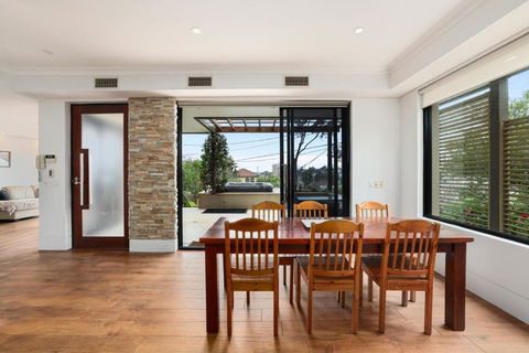 Ra Wonga - Queenscliff Beach House - Holiday Cairns 1