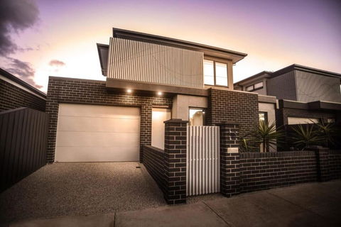 Raven West House I Corporate Or Holiday - Holiday Cairns 0