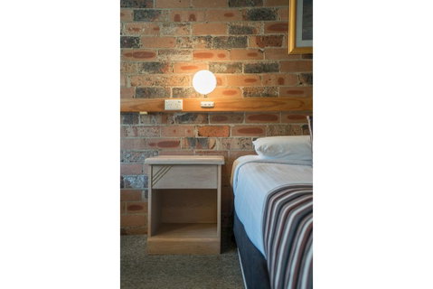 Avoca Beach Hotel - Holiday Cairns 1