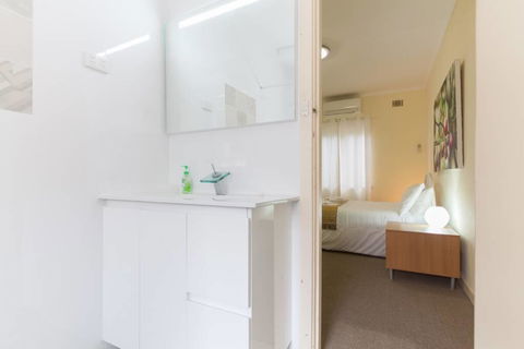 B5 Close To Nedlands, Cafes, Swan River, SCGH & UWA - Holiday Cairns 2