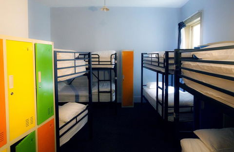 Backpackers Imperial Hotel - Holiday Cairns 1