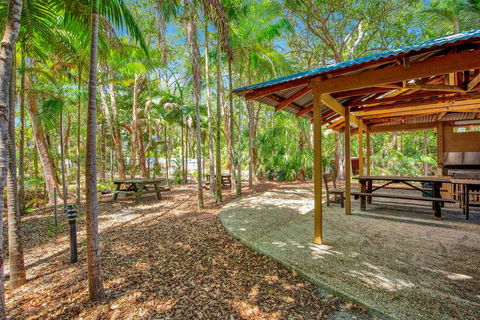 Baden 46 - Rainbow Shores, Walk To Beach, Top Floor, Air Conditioned Unit, Pools - Holiday Cairns 1
