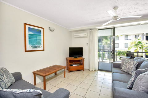 Baden 72 - Rainbow Shores, Stroll To The Beach, Air Con, Swimming Pools - Holiday Cairns 1