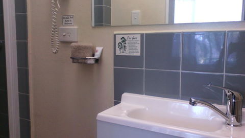 Bairnsdale Main Motel - Holiday Cairns 2