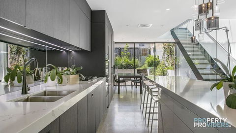 Balmain Bombshell Executive & Family Retreat - Holiday Cairns 0