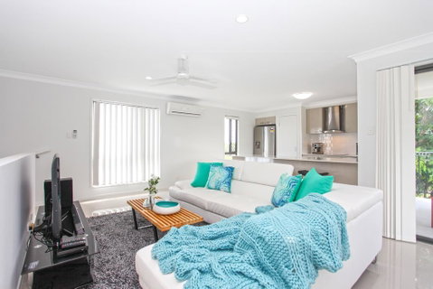Beach Breeze Holiday House - Holiday Cairns 1