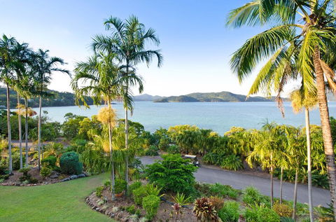 Beach Front Lagoon Lodge Apartments - Holiday Cairns 1