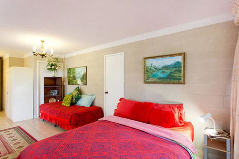 Beach Haven Studio - Holiday Cairns 1