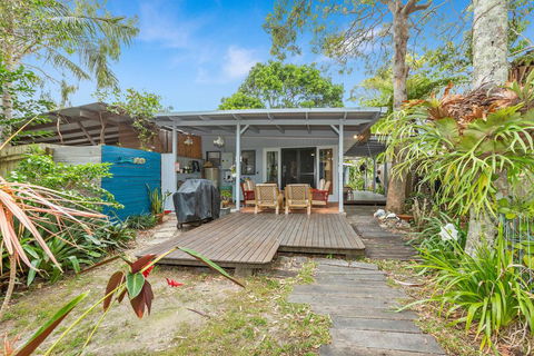 BEACH RETREAT - Holiday Cairns 1