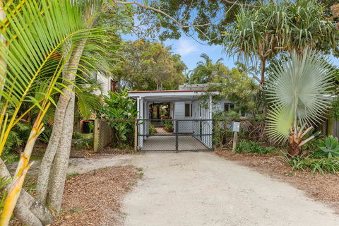 BEACH RETREAT - Holiday Cairns 2