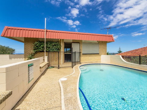 Beachfront Apt With Private Pool - Holiday Cairns 2