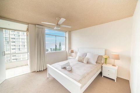 Beachfront Retro Apartment In Surfers Paradise - Holiday Cairns 2