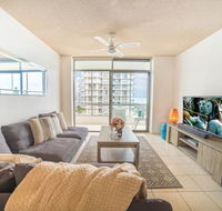 Beachfront Retro Apartment In Surfers Paradise - Holiday Cairns