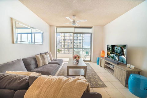 Beachfront Retro Apartment In Surfers Paradise - Holiday Cairns 0