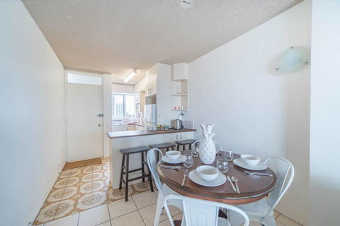 Beachfront Retro Apartment In Surfers Paradise - Holiday Cairns 3