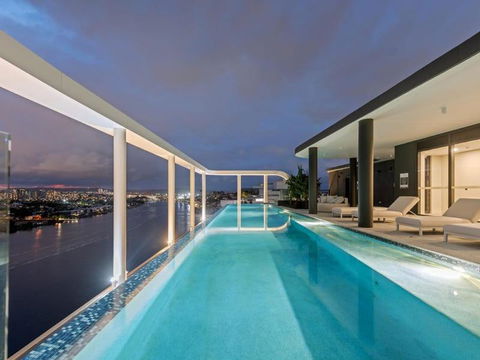 Rivello Apartments - Free Secure Car Park, 6km To City, Ferry Terminal, Eat Street, Rooftop Pool, Sauna, Portside Dinning - Holiday Cairns 0