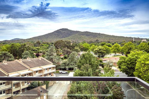 Reid City Escape Modern Stay In ACT - Holiday Cairns 3