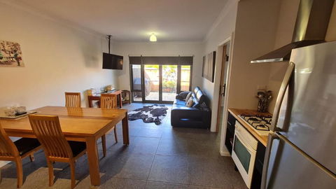 Red Ochre - Large Apartment With Private Courtyard - Holiday Cairns 1