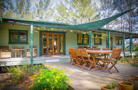 Red Tractor Retreat - Holiday Cairns 0