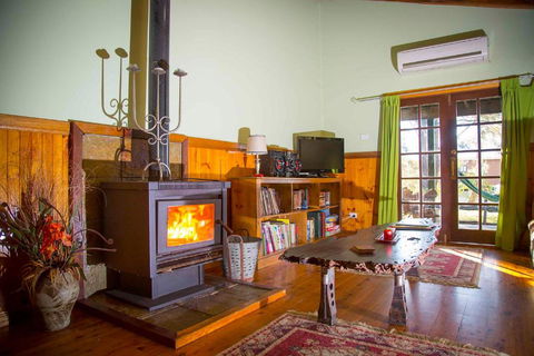Red Tractor Retreat - Holiday Cairns 3