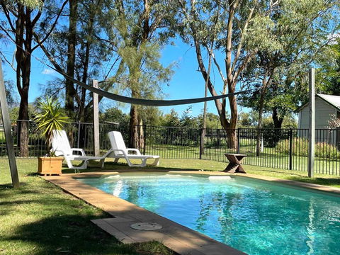 Red Tractor Retreat - Holiday Cairns 2