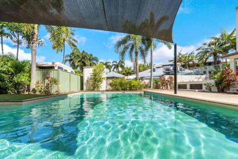 Relaxed Coastal Charm - A Stylish Resort-style Haven - Holiday Cairns 1