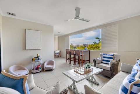 Relaxed Coastal Charm - A Stylish Resort-style Haven - Holiday Cairns 3