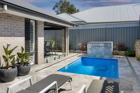 Rengor Executive Retreat - Holiday Cairns 0