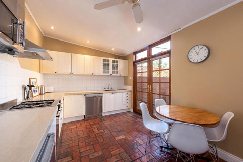 Renovated 2B 1B Victorian House In Princes Hill - Holiday Cairns 2