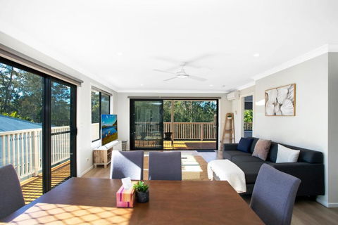 Renovated Coastal Getaway With Water Views - Holiday Cairns 2